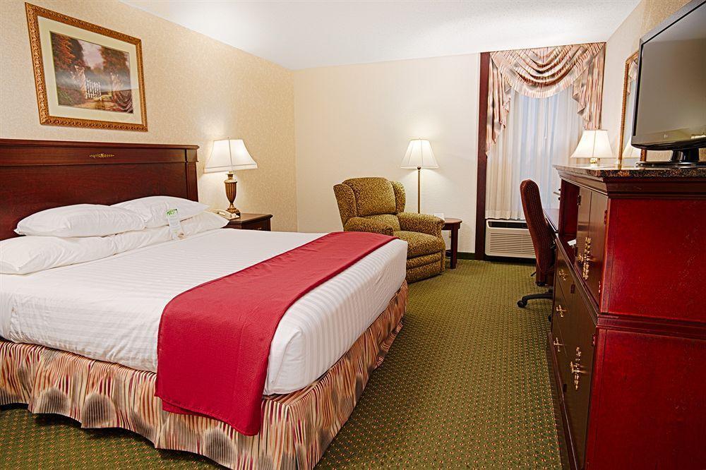 Drury Inn & Suites St. Louis Airport Edmundson Exterior photo